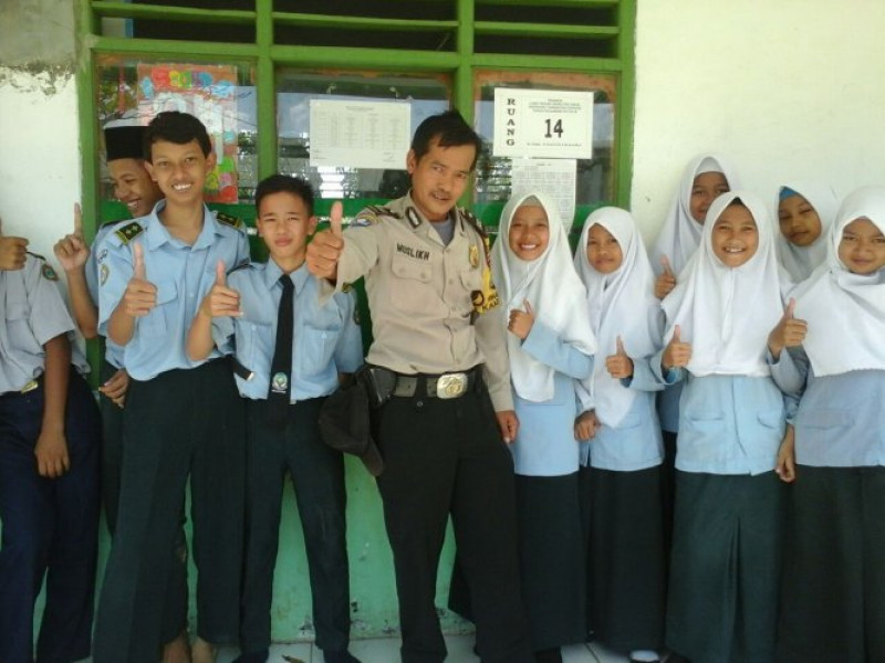 IMG-bhabinkamtibmas-polsek-sepatan-aiptu-muslikh-ingatkan-siswa-siswi-mata-menjauhi-pergaulan-bebas