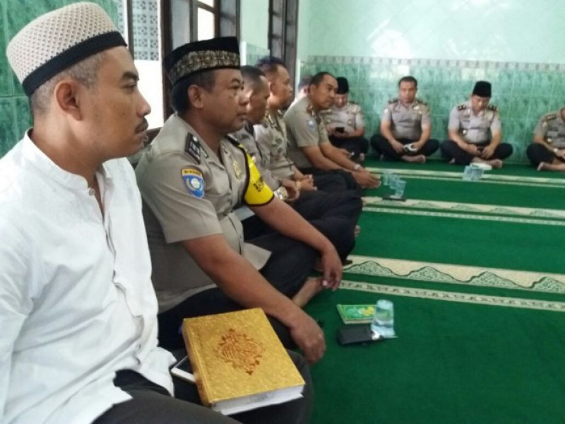 IMG-bhabinkamtibmas-polsek-sepatan-aiptu-d-syaiful-anwar-melaksanakan-binrohtal