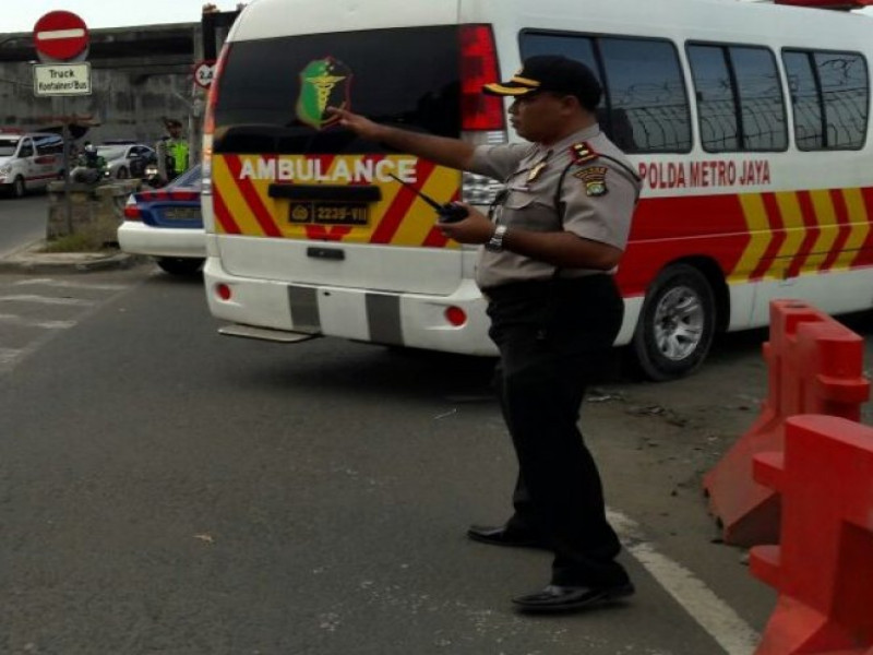 IMG-kapolsek-neglasari-berikan-kelancaran-jalur-evakuasi-korban-kebakaran