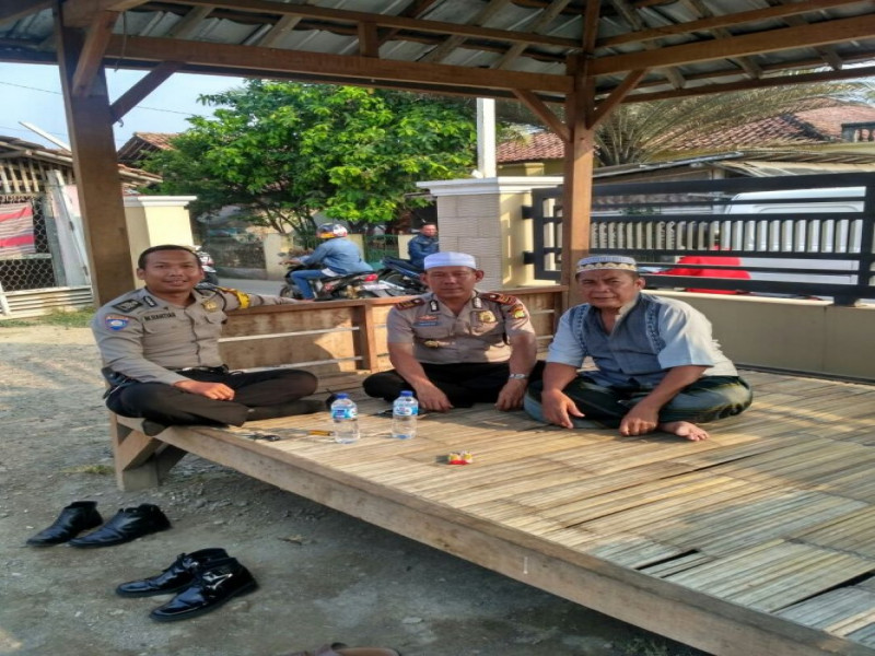 IMG-kapolsek-pakuhaji-akp-suyatnosh-didampingi-bhabinkamtibmas-bripka-bachtiar-melaksanakan-sambang-ke-tokoh-masyarakat