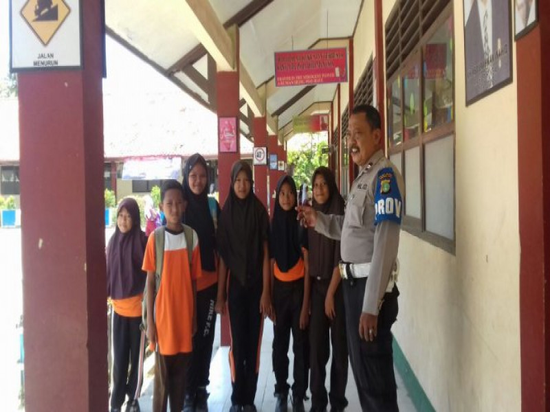 IMG-polkis-aiptu-suratin-berkunjung-ke-sdn-kramat-ii-desa-kramat
