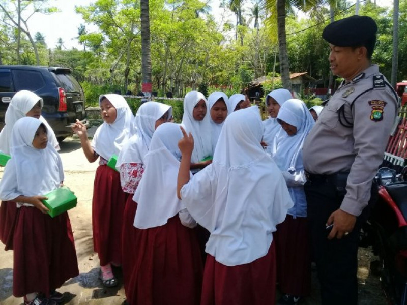 IMG-polkiss-aiptu-atep-berkunjung-ke-sdn-desa-kohod