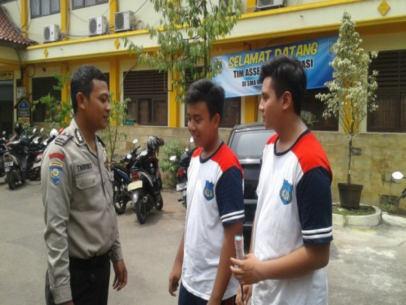 IMG-polkiss-binmas-cibodas-baru-brigadir-toto-m-kunjungi-sman-8-tangerang