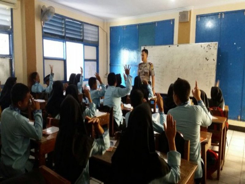 IMG-kanit-binmas-polsek-jatiuwung-iptu-fahyani-sambangi-smp-pgri-jatiuwung