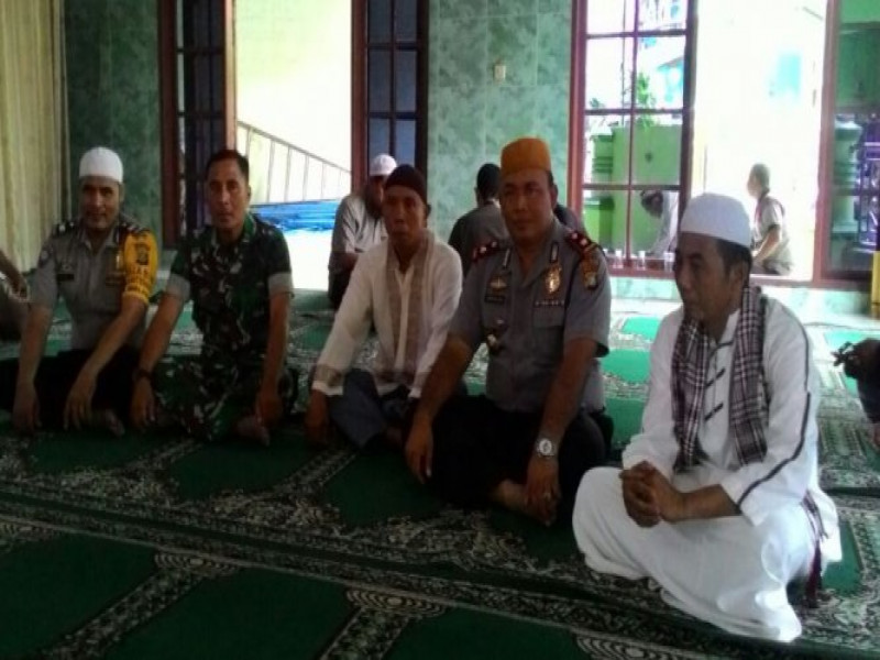 IMG-kapolsek-neglasari-berbaur-bersama-warga-dalam-ibadah-shalat-jumat