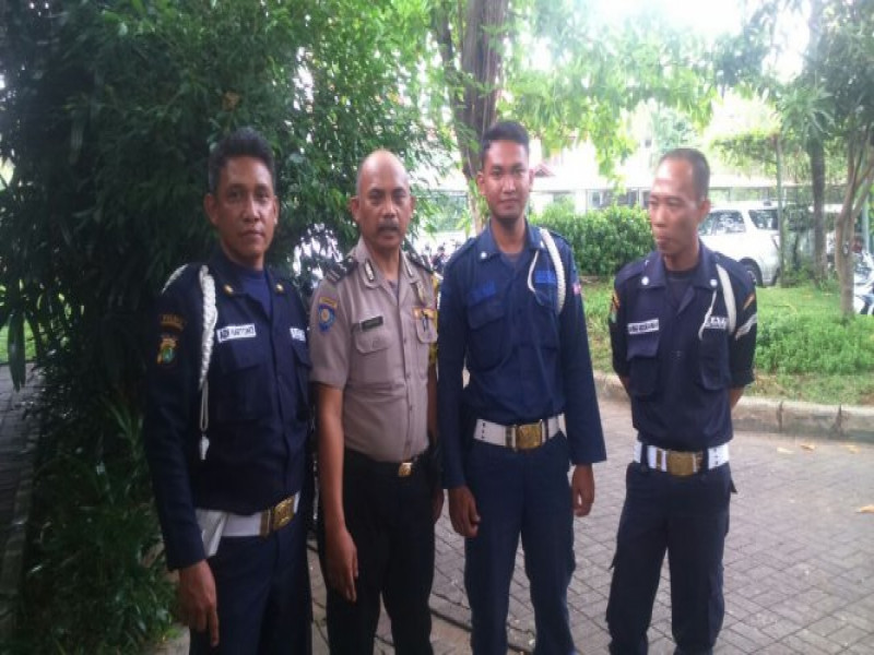 IMG-antisipasi-kejadian-pencurian-bhabinkamtibmas-polsek-cipondoh-himbau-security-periksa-tamu-yang-masuk