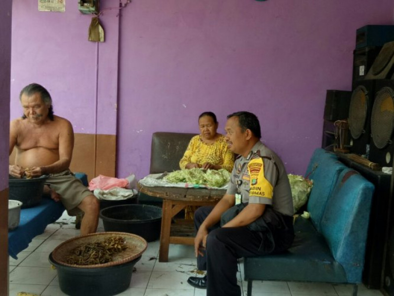 IMG-aiptu-mulyadih-ajak-warganya-giatkan-kembali-ronda-malam