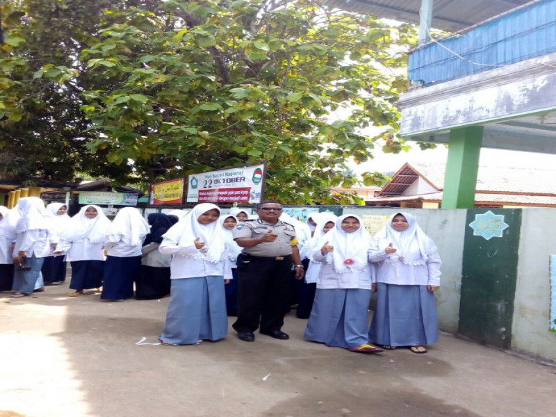IMG-bhabinkamtibmas-polsek-sepatan-aiptu-budi-sy-humanis-dengan-siswa-siswi-pelajar-mts-al-mansyuriah