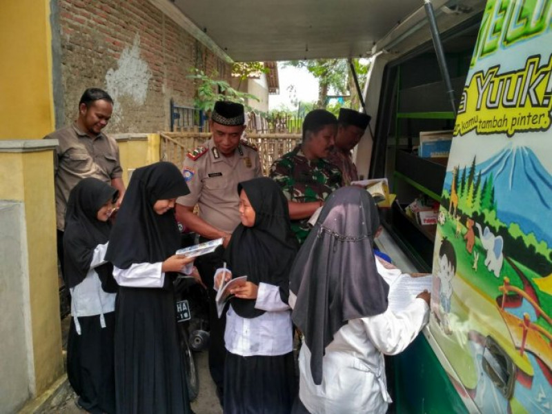 IMG-kanit-binmas-ipda-sambas-berkunjung-ke-lokasi-perpustakaan-keliling-kab-tangerang
