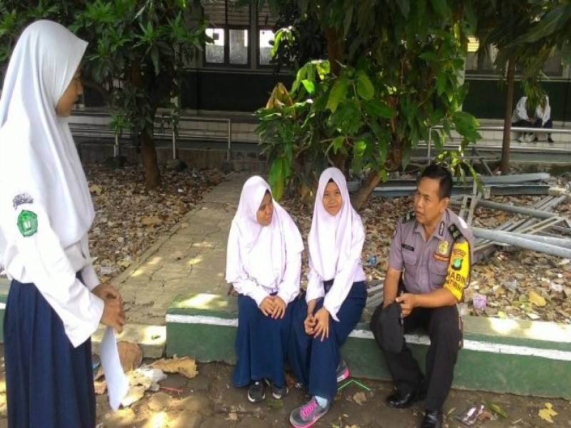 IMG-tampa-jemu-bhabinkamtibmas-periuk-jaya-sambang-dan-berdialog-dengan-pelajar-mts-nurul-falah