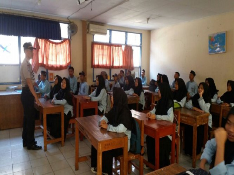 IMG-kanit-binmas-polsek-jatiuwung-sambangi-yayasan-pendidikan-tiara-aksara