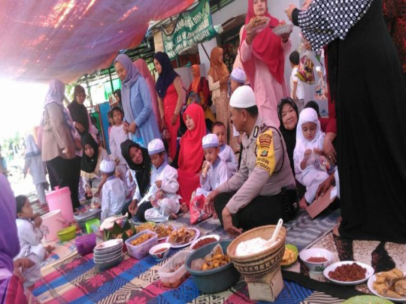 IMG-polsantren-aiptu-sumadi-bhabinkantibmas-desa-buaran-mangga-laksanakan-acara-makan-bersama-sekaligus-santunan-anak-yatim