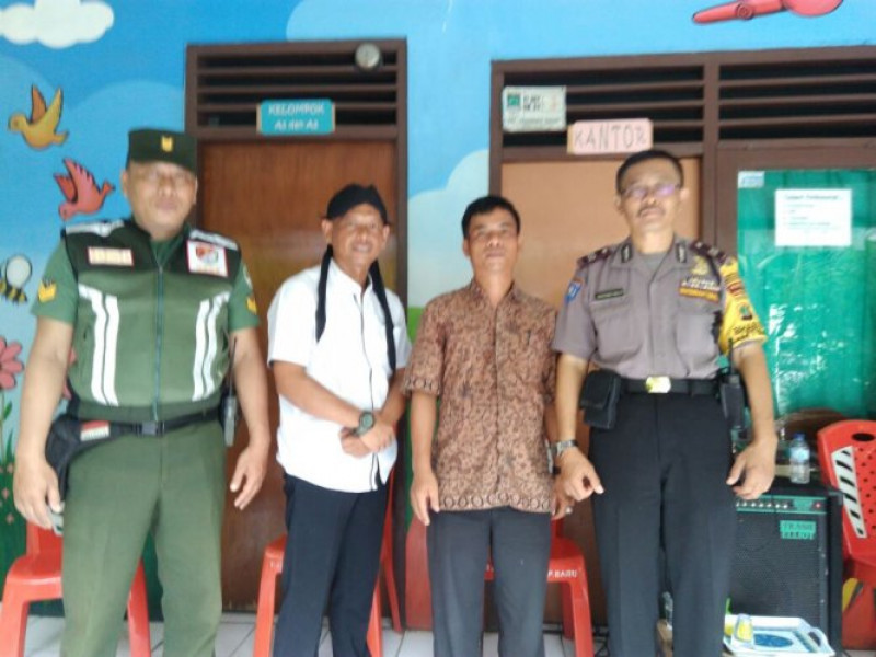 IMG-aiptu-wahyono-eko-h-bersama-babinsa-kelurahan-sudimara-barat-berikan-pengamanan-acara-pemilihan-ketua-rukun-warga