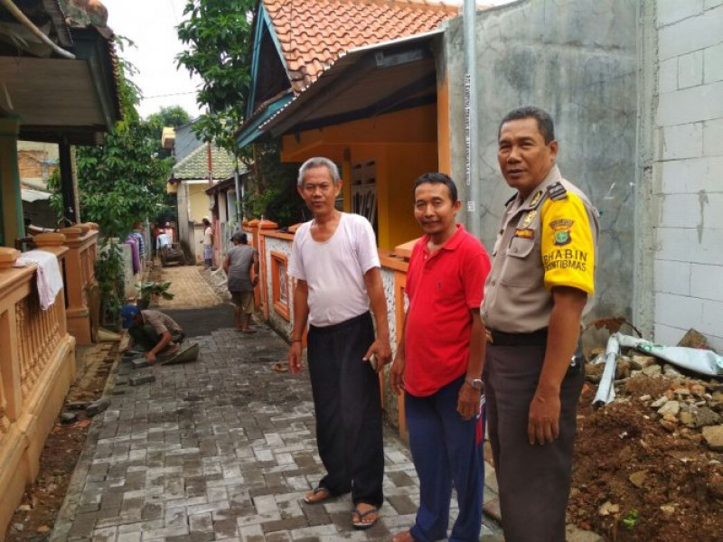 IMG-bhabinkamtibmas-polsek-ciledug-ikut-kerja-bakti-bersihkan-sampah-di-kediaman-warga-rw-01-kelurahan-gaga