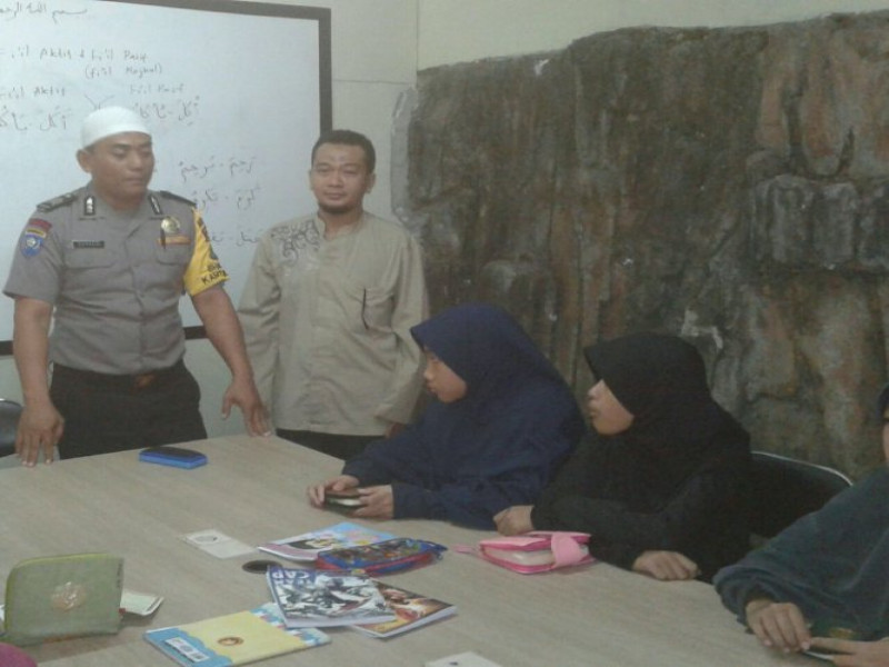 IMG-binmas-kelurahan-tajur-brigadir-suhaedi-mengimbau-kepada-para-satri-agar-waspada-terhadap-bahaya-narkoba
