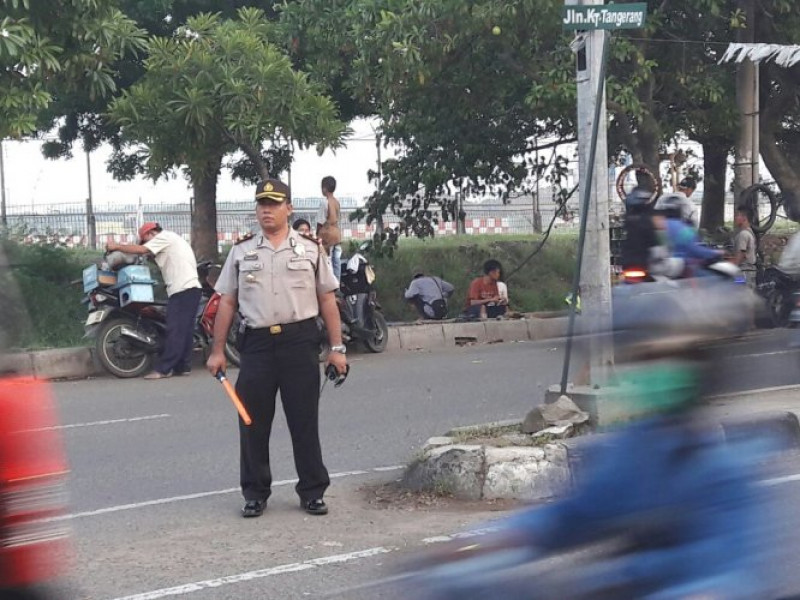 IMG-kapolsek-neglasari-amankan-jalur-kunjungan-rombongan-kemenaker-trans-ri