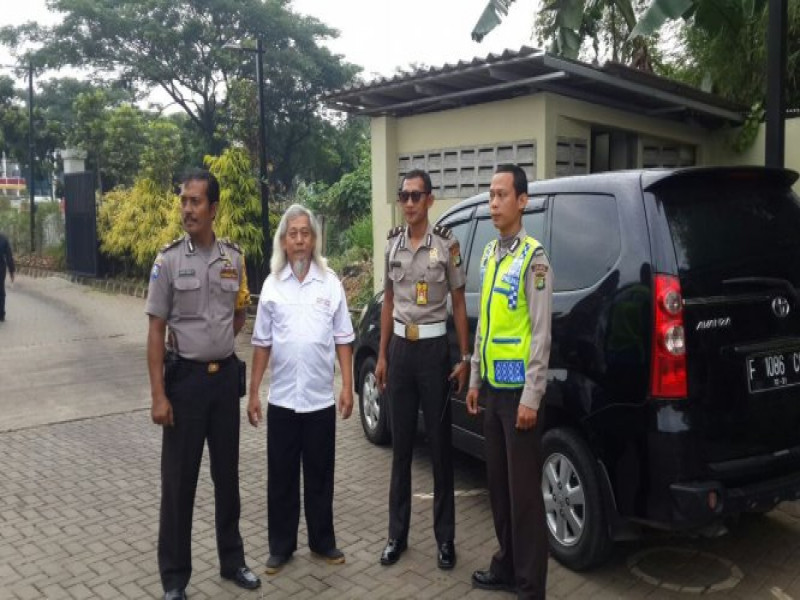 IMG-bhabinkamtibmas-kelurahan-sudimara-pinang-ikut-berikan-pengamanan-saat-jemaah-gereja-santa-bernadet-melakukan-misa