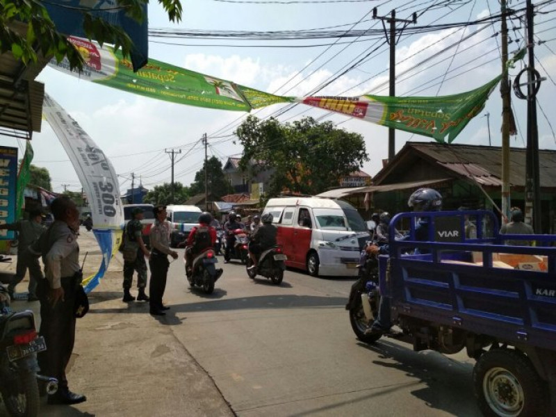 IMG-kanit-sabhara-polsek-sepatan-laksanakan-operasi-penertiban-spanduk-baleho
