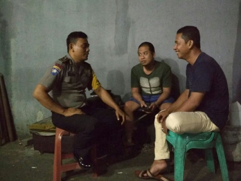 IMG-brigadir-suhaedi-binmas-polsek-ciledug-sambang-ke-warga-ajak-untuk-menjaga-keamanan-dengan-ronda-siskamling