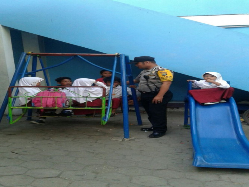 IMG-binmas-neglasari-imbau-pelajar-sd-jangan-mau-di-jemput-orang-tak-dikenal