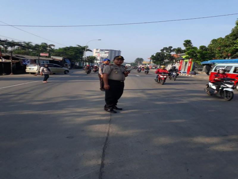 IMG-kapolsek-jatiuwung-mengatur-lalu-lintas-pagi-hari-di-jalan-gatot-subroto