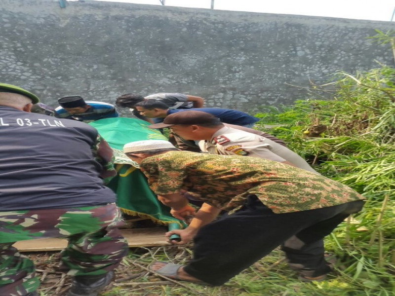IMG-aiptu-sukardi-hadiri-pemakaman-siti-fatimah-bt-didik-korban-kebakaran-gudang-kosambi-setelah-dirawat-rs