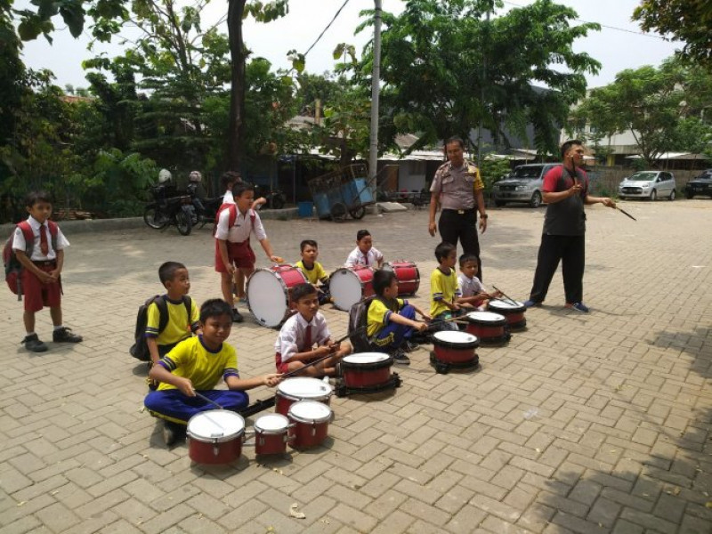 IMG-binmas-kelurahan-mekarsari-kunjungi-murid-sd-berlatih-drum-band
