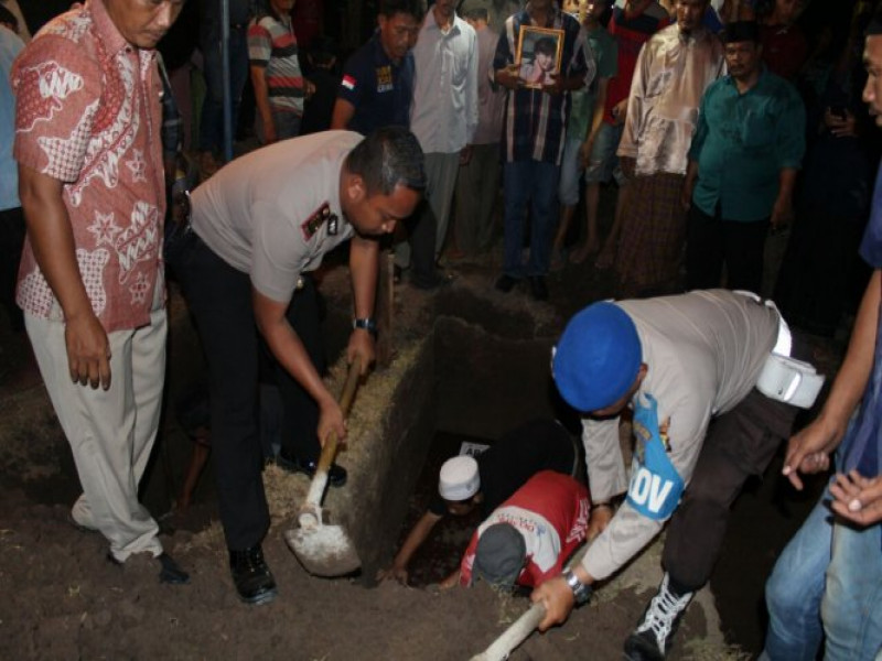 IMG-kapolsek-teluknaga-turut-hadir-dipemakaman-arsiah-binti-jaih-korban-kebakaran-gudang-kembang-api-kosambi