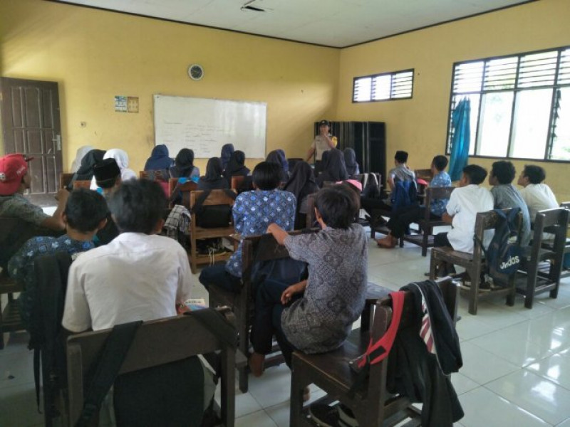 IMG-bhabinkamtibmas-polsek-sepatan-ingatkan-siswa-i-menjauhi-penyalahgunaan-obat-daftar-g-dan-narkoba