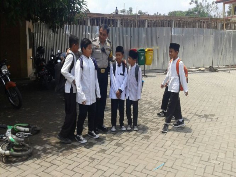 IMG-binmas-kelurahan-karangsari-rutin-kunjungi-sekolah-di-wilayah-binaannya