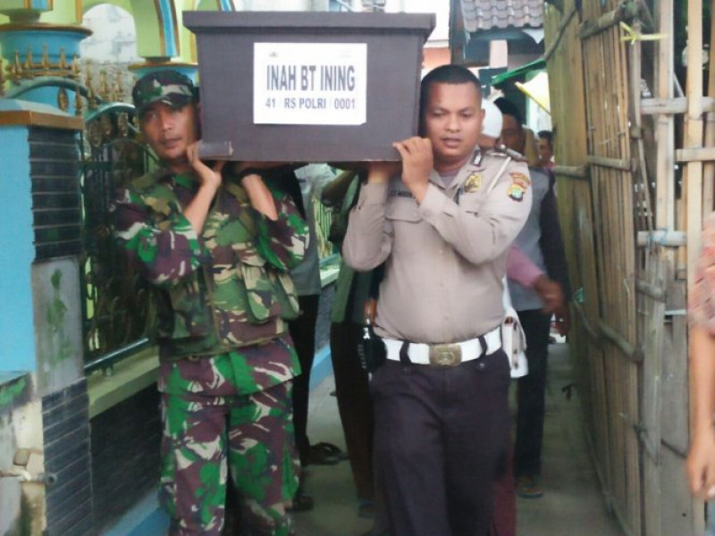 IMG-brigadir-fajar-sembiring-dengan-semangat-antar-jenazah-inah-binti-ining-korban-kebakaran-pabrik-kembang-api-kosambi