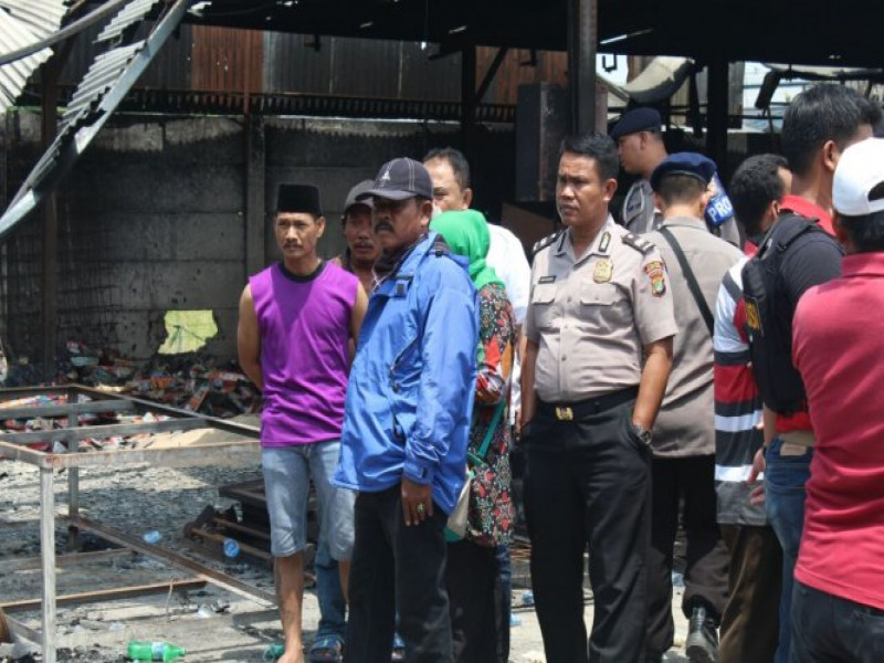 IMG-kasium-polsek-teluknaga-tinjau-lokasi-kebakaran-gudang-kosambi