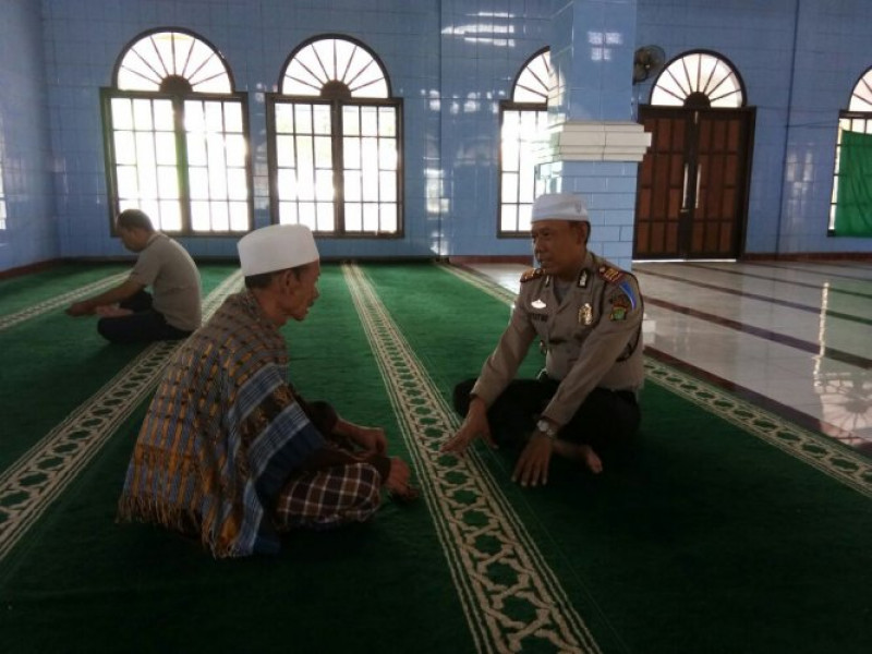IMG-kapolsek-pakuhaji-akp-suyatno-sh-sambang-ke-tokoh-agama-h-ahmad-di-desa-kalibaru-kecpakuhaji