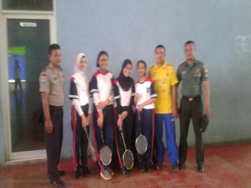 IMG-polkiss-bersama-babinsa-binmas-cibodas-baru-brigadir-toto-sambangi-sman-8-tangerang