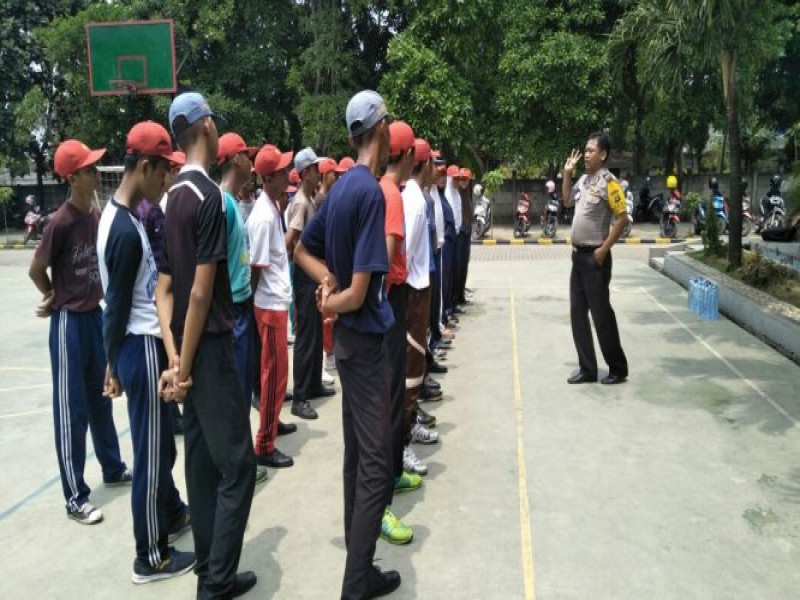 IMG-dalam-polkiss-aiptu-m-idris-berikan-arahan-kepada-pelajar-sman-11-yang-sedang-berlatih-pbb