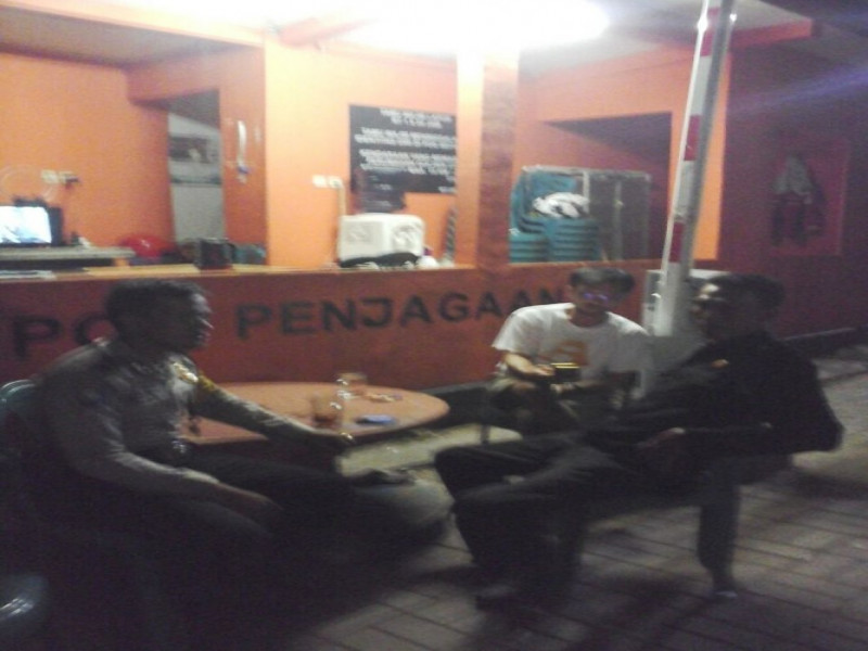 IMG-bhabinkamtibmas-polsek-sepatan-aiptu-muslikh-himbau-satpam-perumahan-golden-city-kerawanan-lingkungan-sekitar