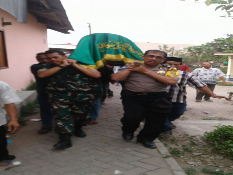 IMG-sinergitas-bhabinkamtibmas-dan-babinsa-pemakaman-almh-sami-korban-kebakaran-gudang-kembang-api-kosambi