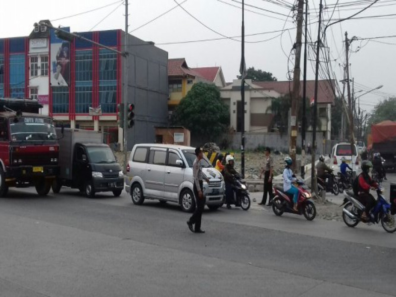 IMG-jajaran-polsek-jatiuwung-melaksanakan-pelayanan-jumat-sore-di-jl-gatot-subroto