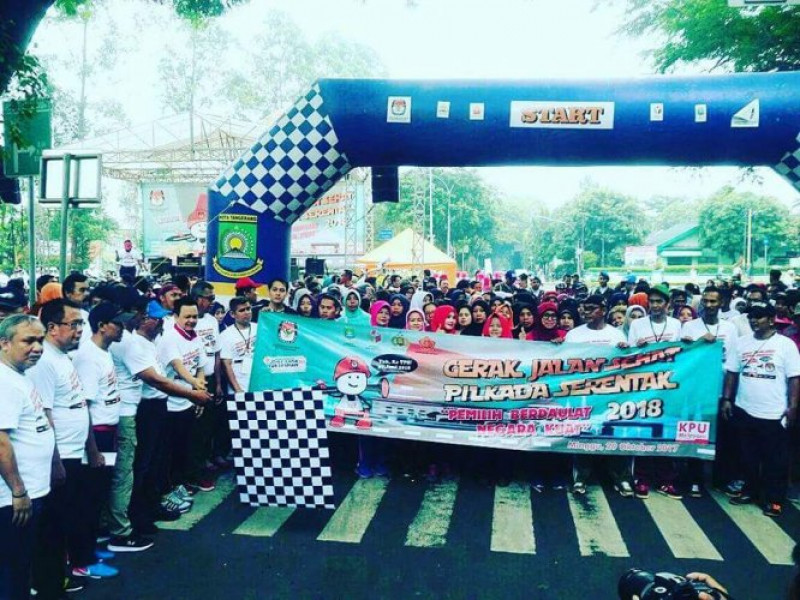 IMG-ribuan-warga-ikuti-gerak-jalan-sehat-sambut-pilkada-2018