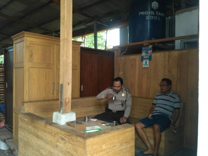 IMG-anggota-patroli-1102-polsek-sepatan-gopi-bareng-bersama-pemilik-usaha-home-industri-prabutan-rumah-tangga