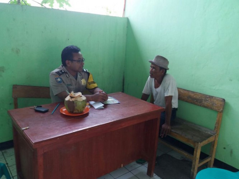 IMG-bhabinkamtibmas-polsek-sepatan-aiptu-d-syaiful-anwar-bersilaturahmi-keketua-rt