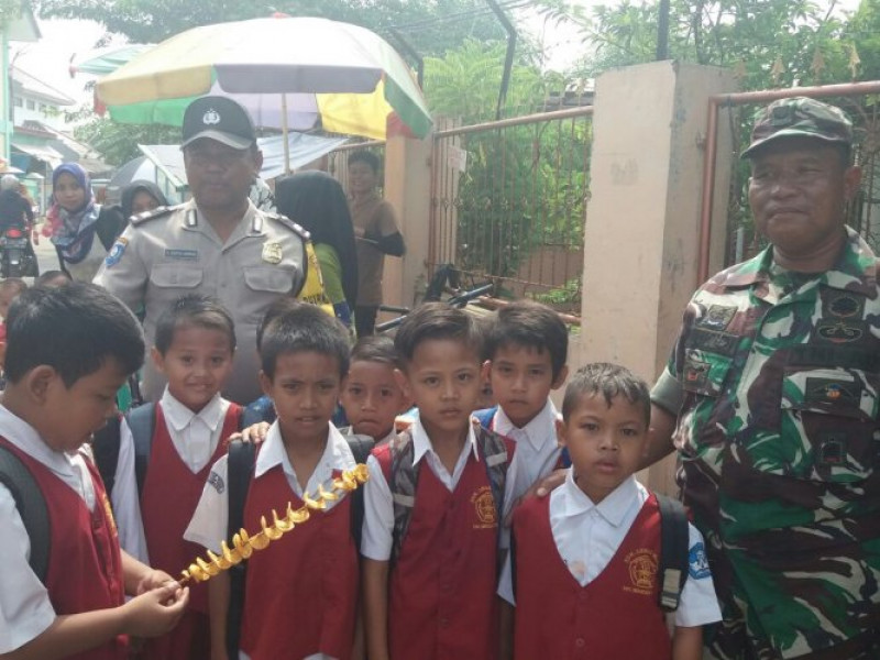 IMG-binamas-polsek-sepatan-dan-babinsa-koramil-15-sepatan-bersinergi-motivasi-siswa-siswi-pelajar-sdn-i-sangiang