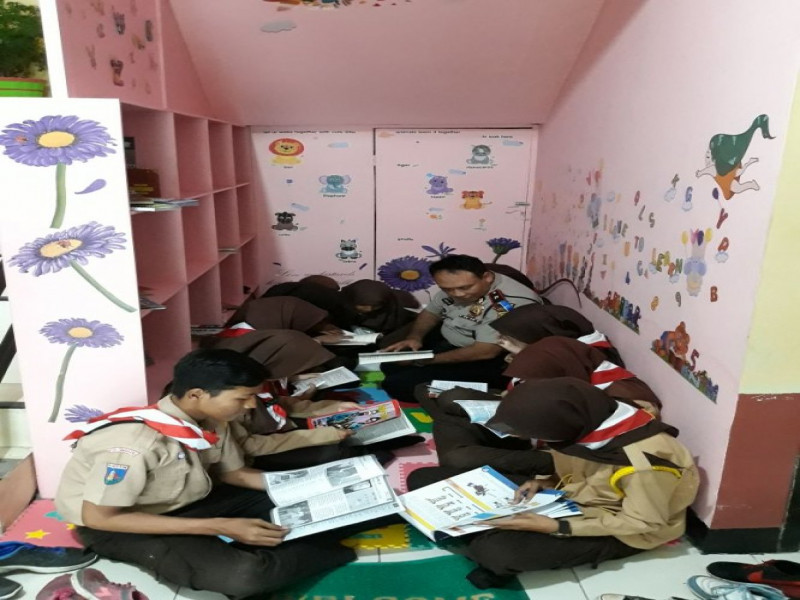 IMG-kapolsek-dan-pelajar-membaca-buku-di-pojok-baca-polsek-neglasari