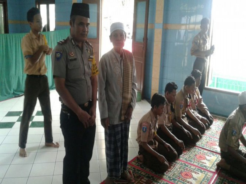 IMG-binmas-neglasari-ajak-anggota-pramuka-beribadah-dan-berdoa