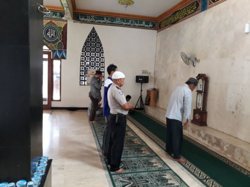 IMG-aiptu-daryono-sholat-berjamaah-bersama-warga-dapat-meningkatkan-jalinan-silaturahim-antara-bhabinkamtibmas-dan-warga