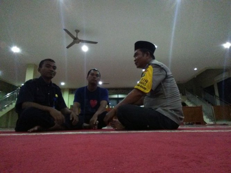 IMG-polisi-cinta-masjid-binmas-polsek-neglasari-rutin-shalat-berjamaah-dengan-warga