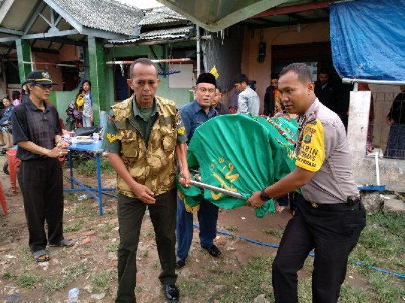 IMG-apresiasi-warga-terhadap-binmas-mekarsari-yang-membantu-prosesi-pemakaman-warga