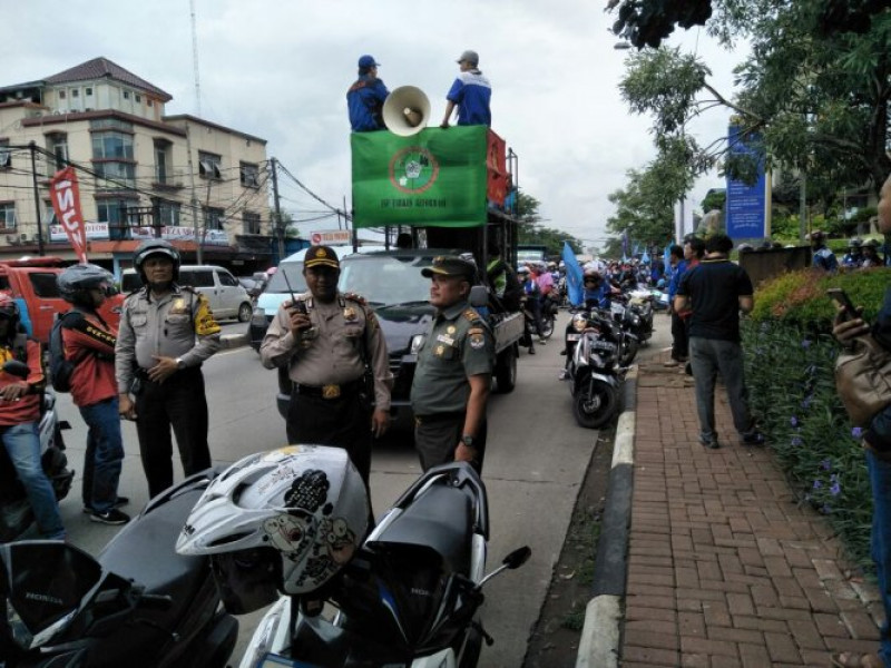 IMG-kapolsek-jatiuwung-bersama-danramil-mengawal-massa-kabut-bergerak-menuju-disnaker-kota-tangerang