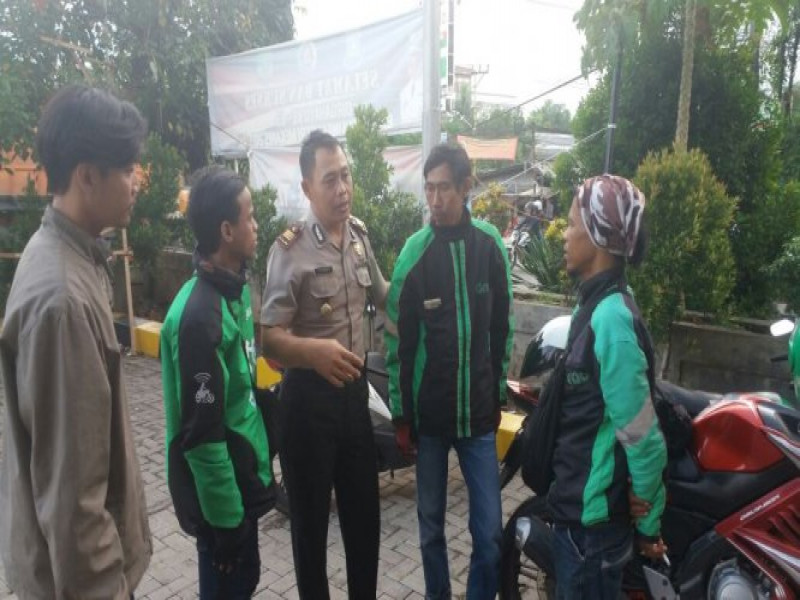 IMG-wakapolsek-jatiuwung-sambangi-para-pengendara-ojol-yang-sedang-berkumpul