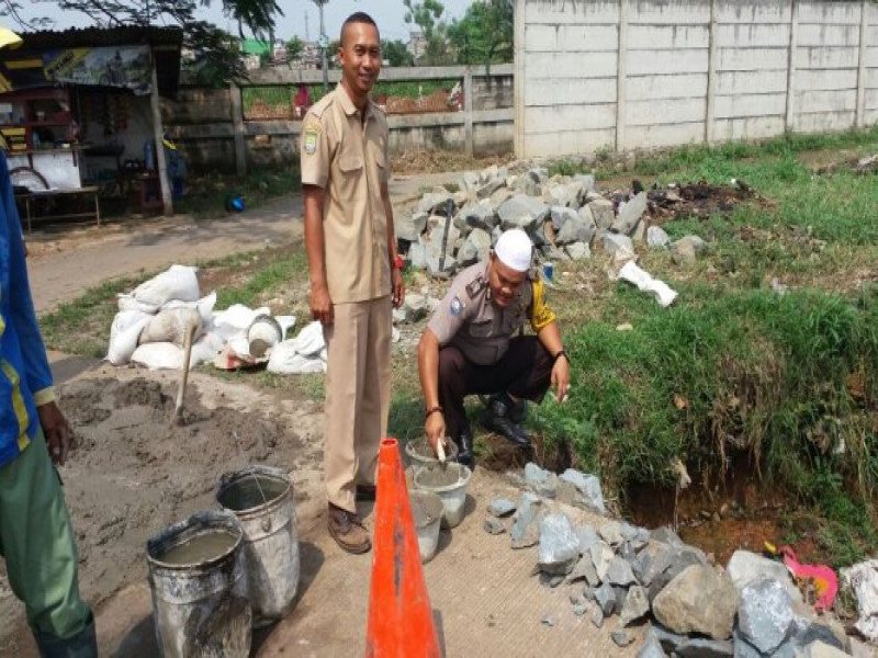 IMG-binmas-alam-jaya-bripka-m-zaenudin-bantu-warga-perbaiki-drainase-di-pinggir-lapangan-bola-pt-cap-lang